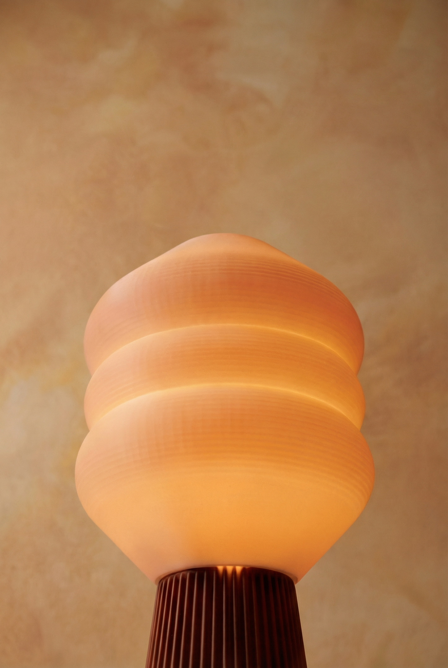 Big Koki Terracotta allumée — détail lumière chaude, lampe 3D biosourcée PLA, Made in Paris | Koki Design