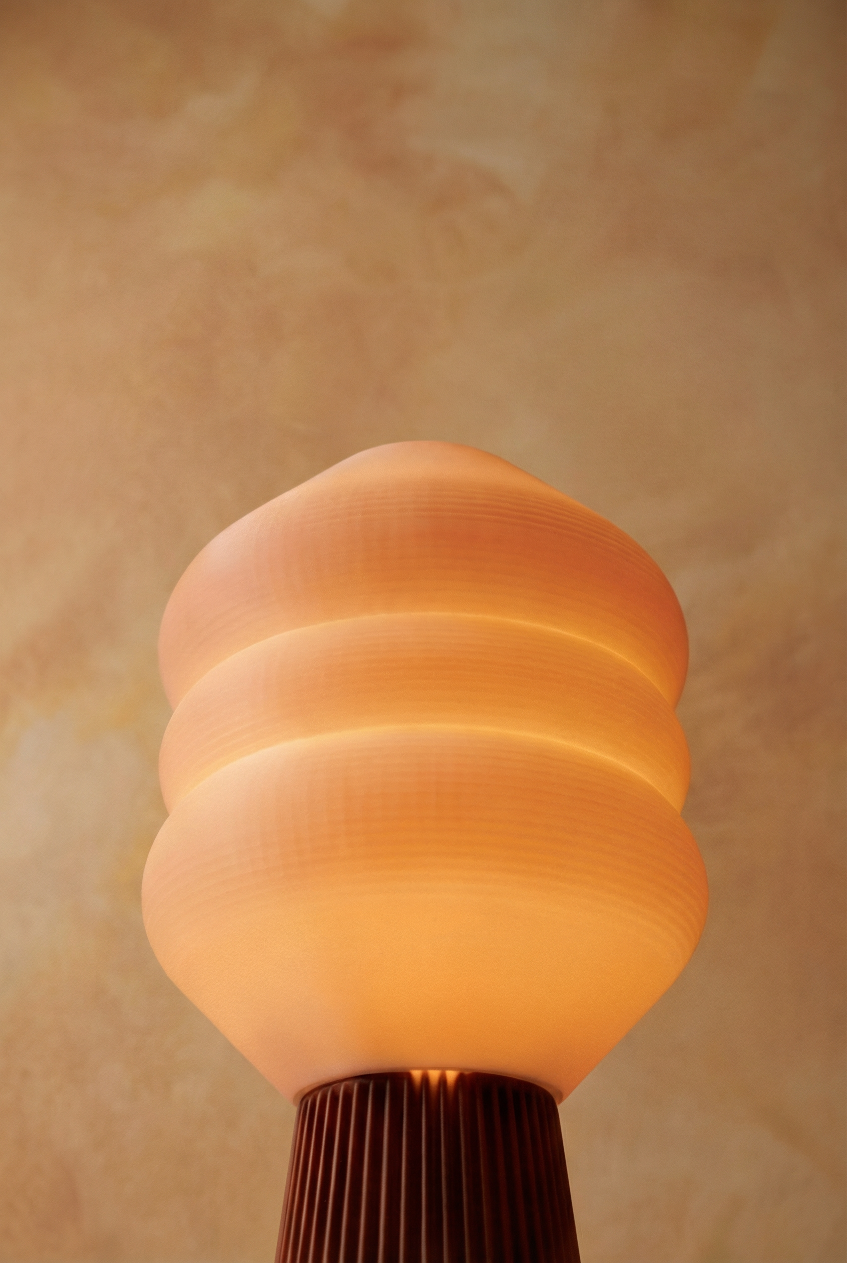 Big Koki Terracotta allumée — détail lumière chaude, lampe 3D biosourcée PLA, Made in Paris | Koki Design