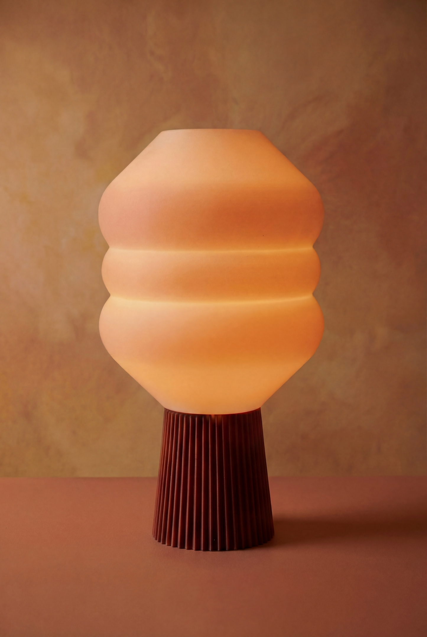 Big Koki Terracotta fond neutre — lampe de table design 3D PLA biosourcé, Made in Paris | Koki Design