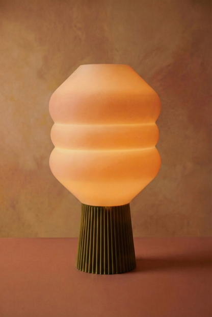 Big Koki GreenOlive allumée — lampe de table design impression 3D biosourcée, Made in Paris | Koki Design