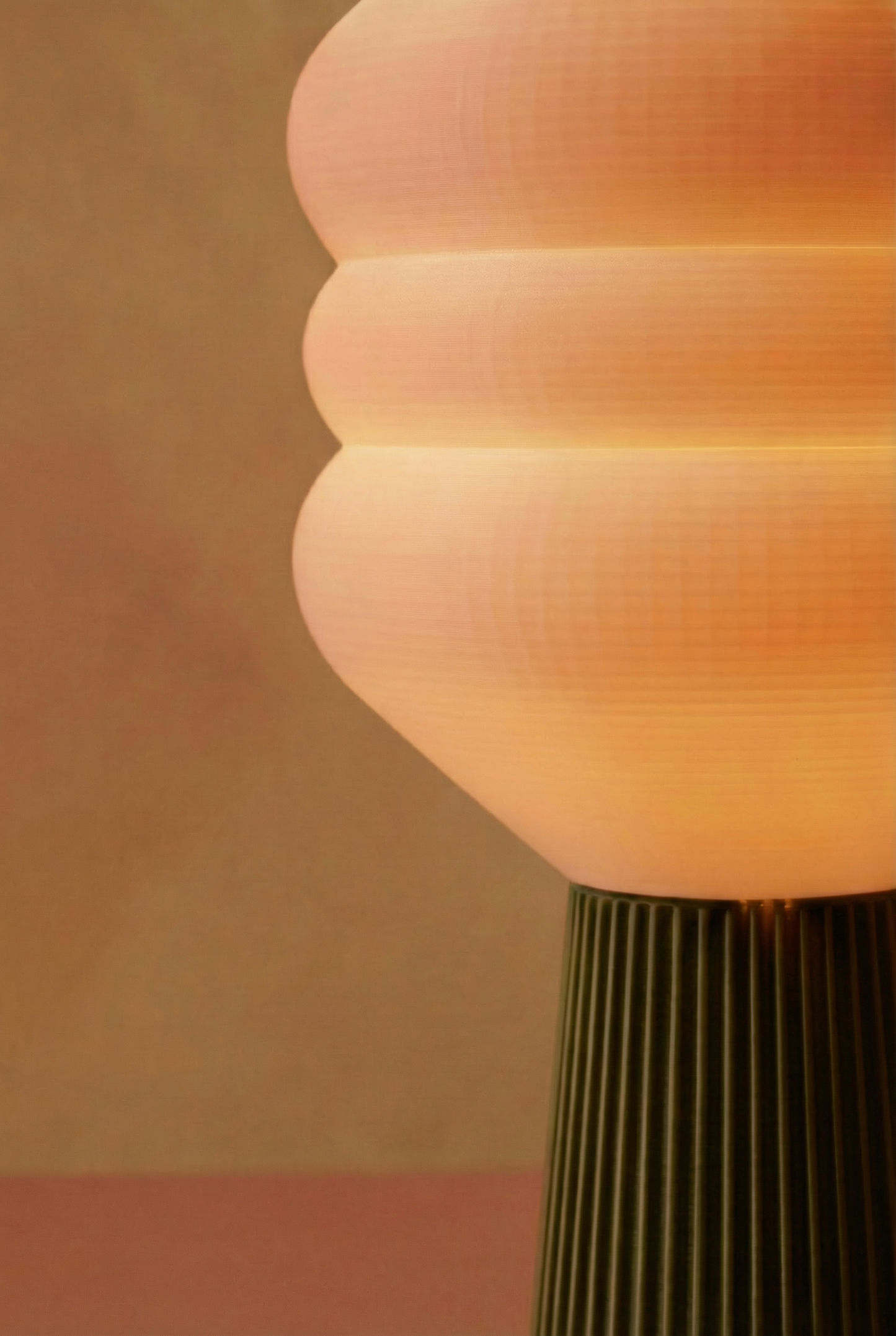 Détail texture nervurée Big Koki GreenOlive — PLA biosourcé imprimé en 3D, design unique | Koki Design