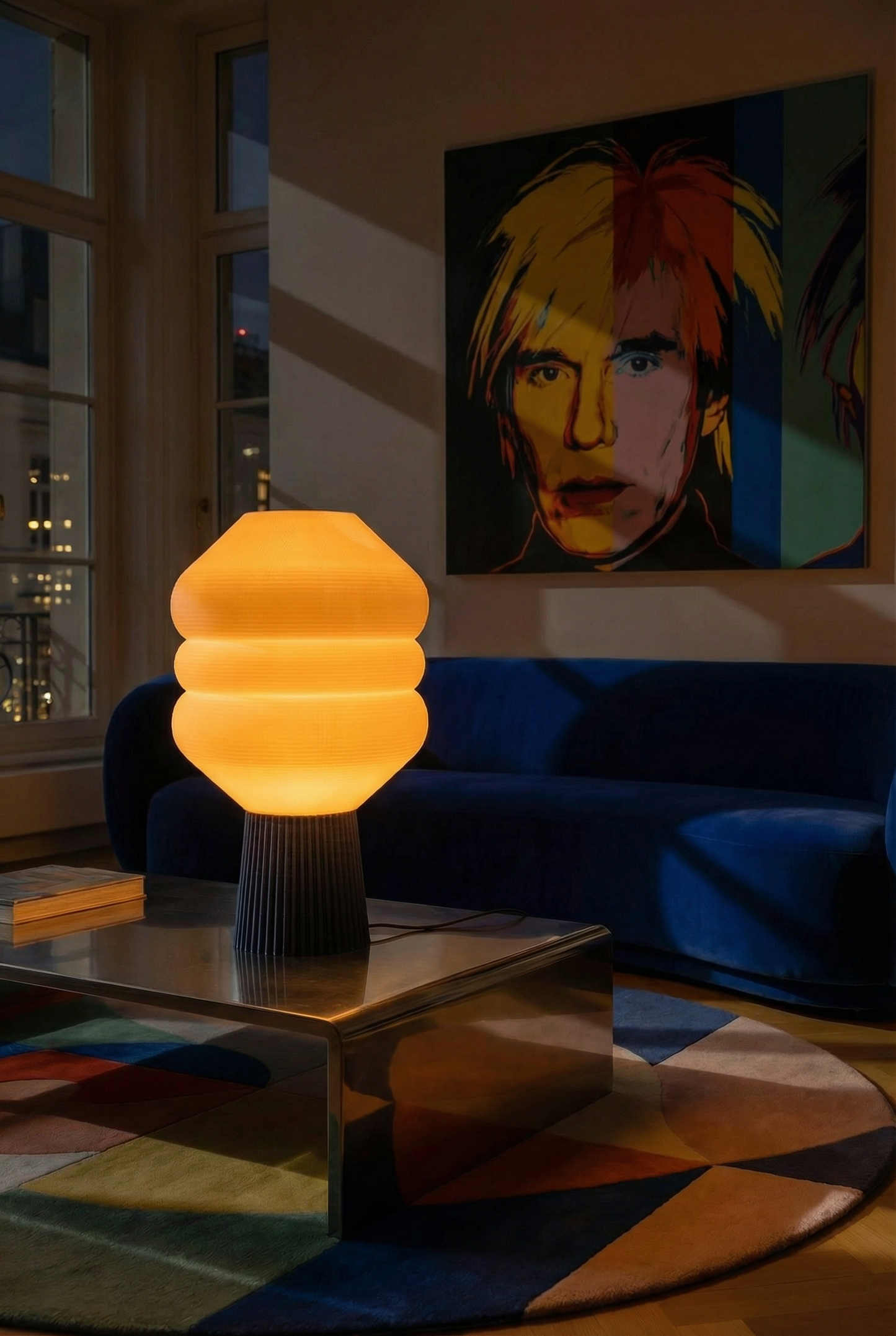 Big Koki NightBlue allumée le soir — ambiance bleu nuit, lampe biosourcée 3D Made in Paris | Koki Design
