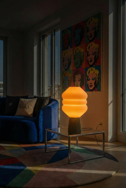 Lampe de table Big Koki Vert Olive allumée — vue de nuit, lampe biosourcée 3D Made in Paris | Koki Design