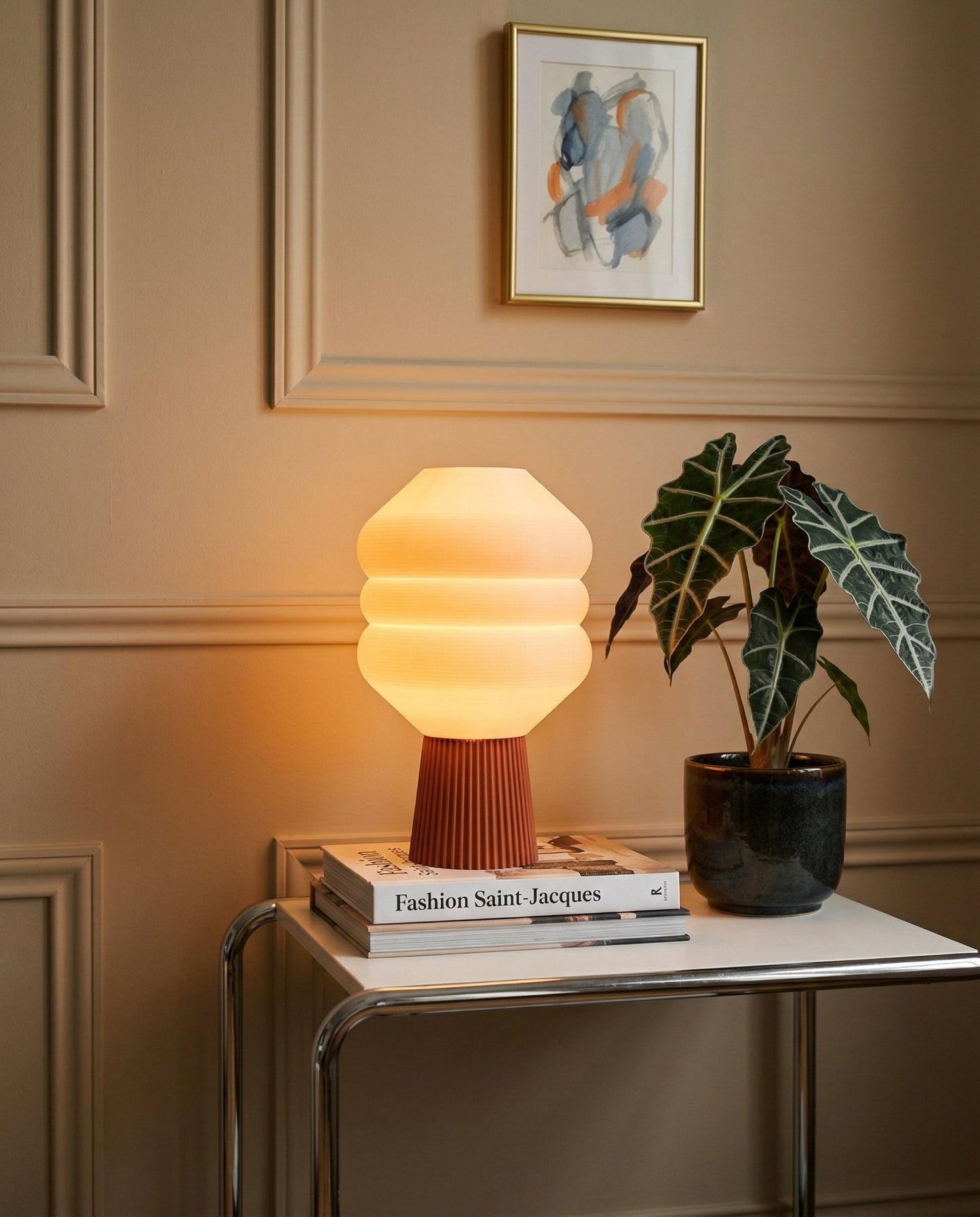 Big Koki Terracotta allumée avec plante — ambiance cosy, lampe design biosourcée impression 3D Paris | Koki Design